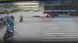 Video: Tài xế Grab may mắn thoát chết trong gang tấc dưới bánh xe tải