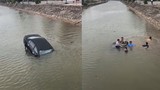 Ô tô mất lái rơi xuống sông, người dân hợp sức đập kính giải cứu tài xế