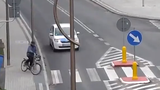 Video: Tài xế ôtô bị 'vạ lây' với ông cụ đi xe đạp qua đường