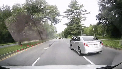 Video: Phóng nhanh vượt ẩu, Toyota Camry lật ngửa trên đường