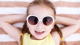 Cho trẻ đeo kính râm giá rẻ: Cẩn thận kẻo ‘tiền mất tật mang’