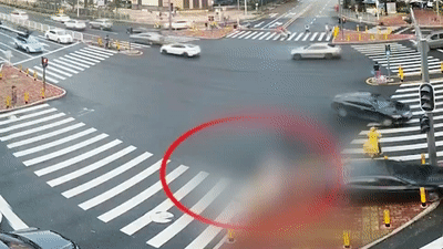 Video: Tài xế lùi xe mất kiểm soát, tông vào gia đình trẻ đang đợi đèn đỏ