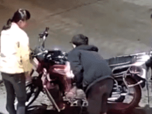 Video: Thanh niên say rượu đốt xe máy tại trạm xăng