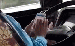 Phẫn nộ tài xế ô tô thản nhiên nghịch điện thoại khi đang lái xe