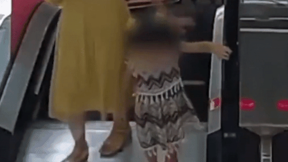 Video: Mẹ lơ là, bé gái Trung Quốc bị hút theo thành vịn thang cuốn