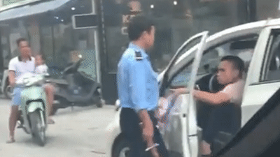 Video: Tài xế taxi rút gậy dọa đánh bảo vệ vì không cho đỗ xe