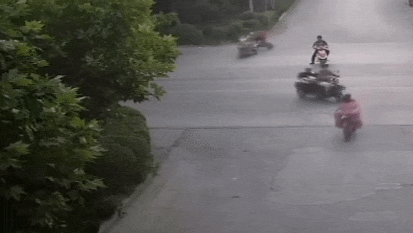 Video: Không giảm tốc độ khi ôm cua, xe ben suýt đè người phụ nữ