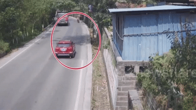 Video: Phóng nhanh khi vào cua, xe máy lao thẳng vào đầu ôtô