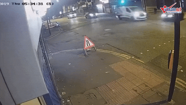 Video: BMW vượt đèn đỏ, gây tai nạn rồi bỏ chạy