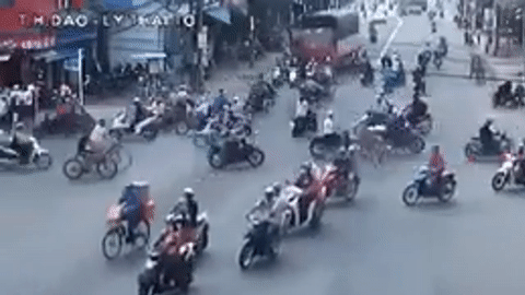 Video: "Tải điên" tông 6 xe máy dừng đèn đỏ, 4 người nguy kịch