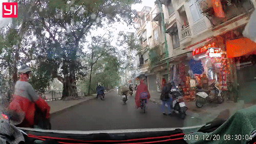 Video: Tránh xe máy vượt ẩu, tài xế bóp "chết phanh" ngã ra đường