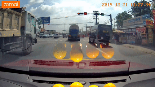 Video: Xe bồn nổ lốp giữa giao lộ khiến ai cũng kinh hãi