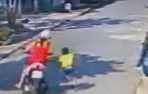 Video: Bất ngờ chạy sang đường, bé trai đập mặt vô xe máy nguy kịch