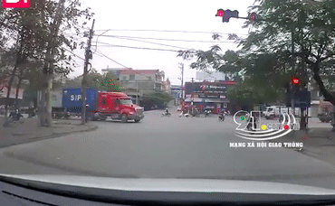 Video: Phóng nhanh tông vào container đang ôm cua, 2 người lái xe máy nguy kịch