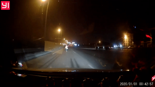 Video: Qua đường kiểu "tự tử", cô gái suýt bị ô tô tông trực diện