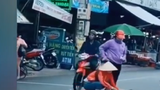 Video: Chị gái ngồi giữa đường bán hàng bất chấp xe cộ qua lại