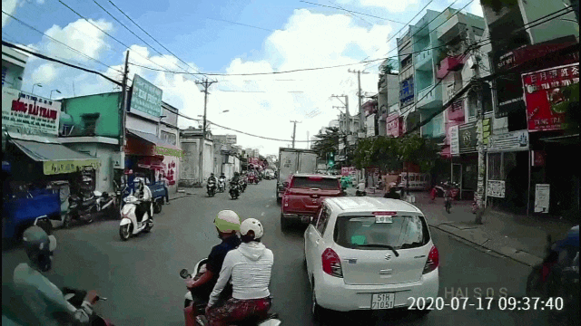 Video: Đôi nam nữ sang đường ẩu gây tai nạn liên hoàn rồi bỏ trốn