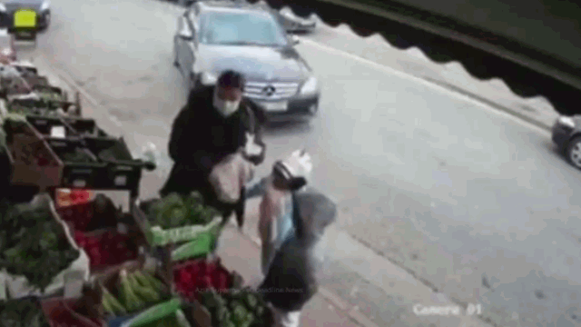 Video: Đứng tim cảnh xe điên tông ngã bé gái