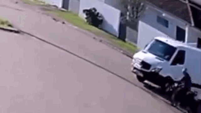 Video: Lộn vòng qua đầu ô tô, thanh niên có màn "hạ cánh" cực đỉnh