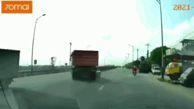 Video: Tạt đầu xe tải, ô tô con bị tông văng lên dải phân cách