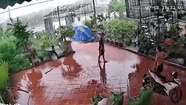 Video: Đứng giữa trời mưa, nam thanh niên suýt bị sét đánh trúng người