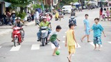 Đứng tim xem trẻ em Việt chơi đùa giữa lòng đường
