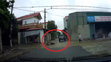 Video: Lao thẳng vào hông ôtô, tài xế xe máy gục ngay tại chỗ