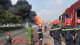 Xe bồn chở nhiên liệu cháy dữ dội ở cửa ngõ Sài Gòn