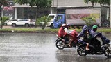 Người Sài Gòn háo hức đón “mưa vàng” giữa nắng nóng