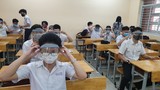 Học sinh đeo kính chống giọt bắn đến lớp: Không cần thiết, còn hại mắt