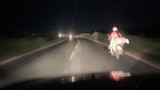 "Dìu" xe máy không đèn gần 100 km, tài xế nhận lời khen có tâm