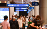 Ga quốc tế sân bay Tân Sơn Nhất nhộn nhịp