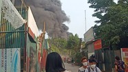 Hà Nội: Cháy bãi tập kết nhựa, cột khói bốc cao hàng trăm mét