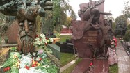 Những bia mộ đặc biệt của người nổi tiếng trong nghĩa trang Nga