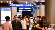 Ga quốc tế sân bay Tân Sơn Nhất nhộn nhịp