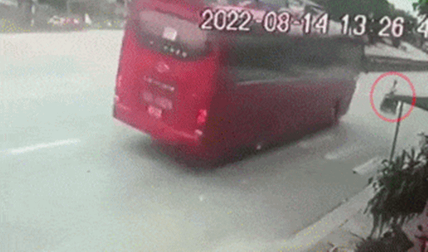 Video: Cố tình chạy ngược chiều, xe máy tông trực diện xe khách