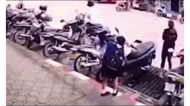 Video: Bị sợi dây điện rơi trúng vai, người phụ nữ ngã gục xuống đất