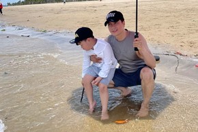Diễn viên Việt Anh đưa con trai đi biển, fan thở phào 
