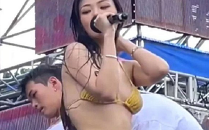 Nữ ca sĩ lên top 1 tìm kiếm vì bị tuột dây áo tắm trước nghìn người