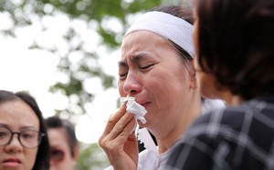 Vợ, con trai nghệ sĩ Thanh Hoàng khóc ngất ở lễ đưa tang