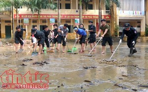 Ấm lòng cảnh chiến sĩ công an giúp dân trong mưa lũ