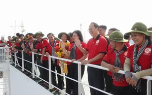 Đoàn đại biểu TP HCM thăm quần đảo Trường Sa và nhà giàn DK1