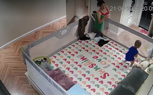 Em bé được rèn tự ngủ trong 2 phút, các bà mẹ tranh luận