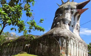 Khám phá bí ẩn bên trong nhà thờ Con Gà bỏ hoang ở Indonesia