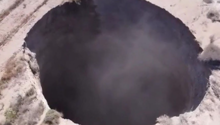 Video: Kinh ngạc “hố tử thần” khổng lồ xuất hiện giữa sa mạc