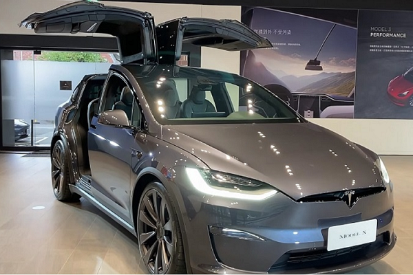 straf maak het plat Ga door Tesla Model X Plaid 2022 adds a 7-seat configuration and a CCS2 charging  port - Alexwa.com