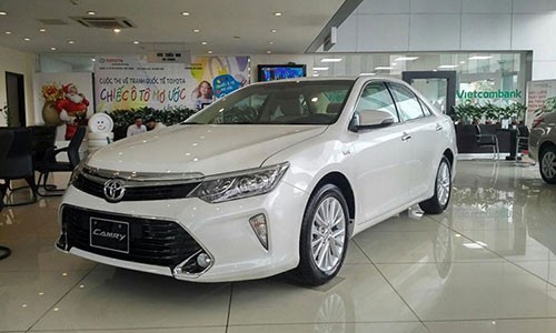 Toyota Camry 2018 trắng giá hơn 1 tỷ đồng tại Việt Nam