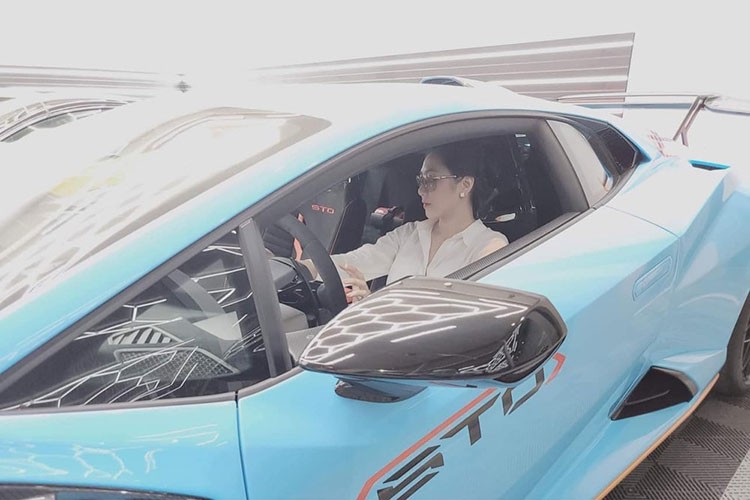 Vợ mới vua cá Koi khoe ảnh ngồi Lamborghini Huracan của ông anh