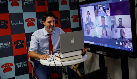 Thủ tướng Canada họp online bằng laptop HP nhưng dán logo Apple
