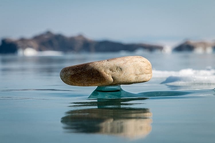 Những “hòn đá phù thủy” bay trên hồ Baikal trông như được Photoshop